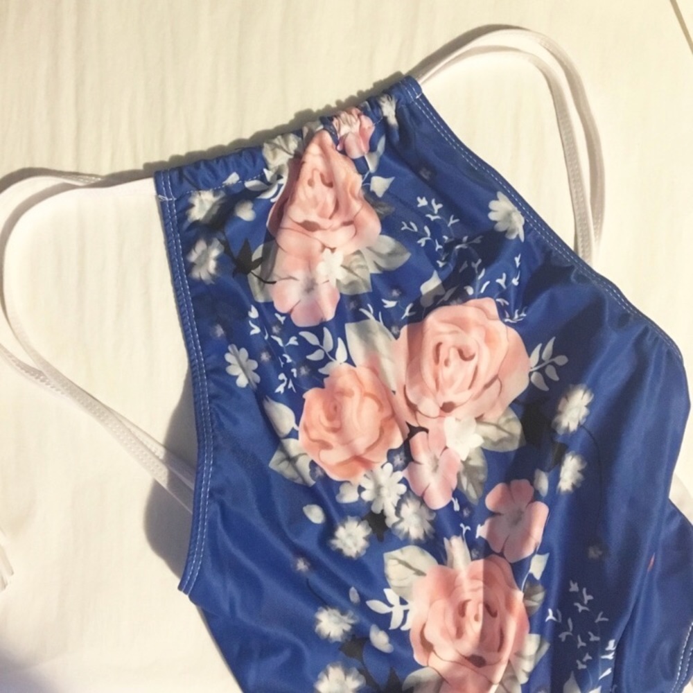 Swimsuit/bodysuit with Adjustable neckline
